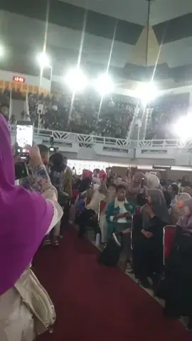 He is like a rockstar. Menkeu @purbayayudhis di IPB 