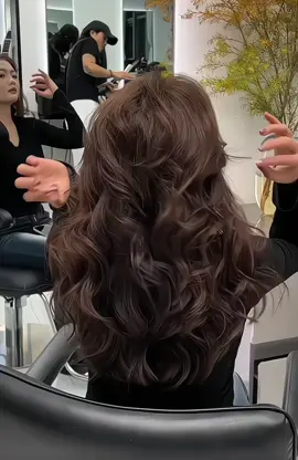 🙋🏻‍♀️ Tóc dài, mỏng hả? Để JON lo nha ....Làm tóc Xoăn bồng bềnh xong nhìn dày bồng - sang hơn hẳn luôn .  Chị em lưu về biết đâu cần nha 🥰 # #topthinhhanh #LearnOnTikTok #xoănbồngbềnh #xuhuong #uốntoc 