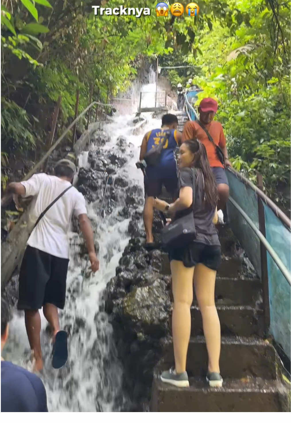 Dibalik indahnya ternyataa…. 😱😱  Dibalik indahnya Tumpak sewu Lumajang … Yuppp… kita harus melewati turunan yg cukup curam dengan tangga dan beberapa masih alam  Dengan jalur yg sempit terutama saat bersimpangan bahkan harus bergantian.. Tetap harus berhati hati yaa 🙌 Saat sampai dibawah , mata sangat dimanjakan dengan pemandangan yang tidak bisa ditanyakan lagi keindahannya , Bahkan tumpak sewu juga disebut sebagai air terjun tercantik diindonesia, bahkan banyak diakui dinegara lain .. Jdi tidak heran banyak wisatawan asing disini..  #CapCut #tumpaksewu #tumpaksewuwaterfall #tumpaksewulumajang 