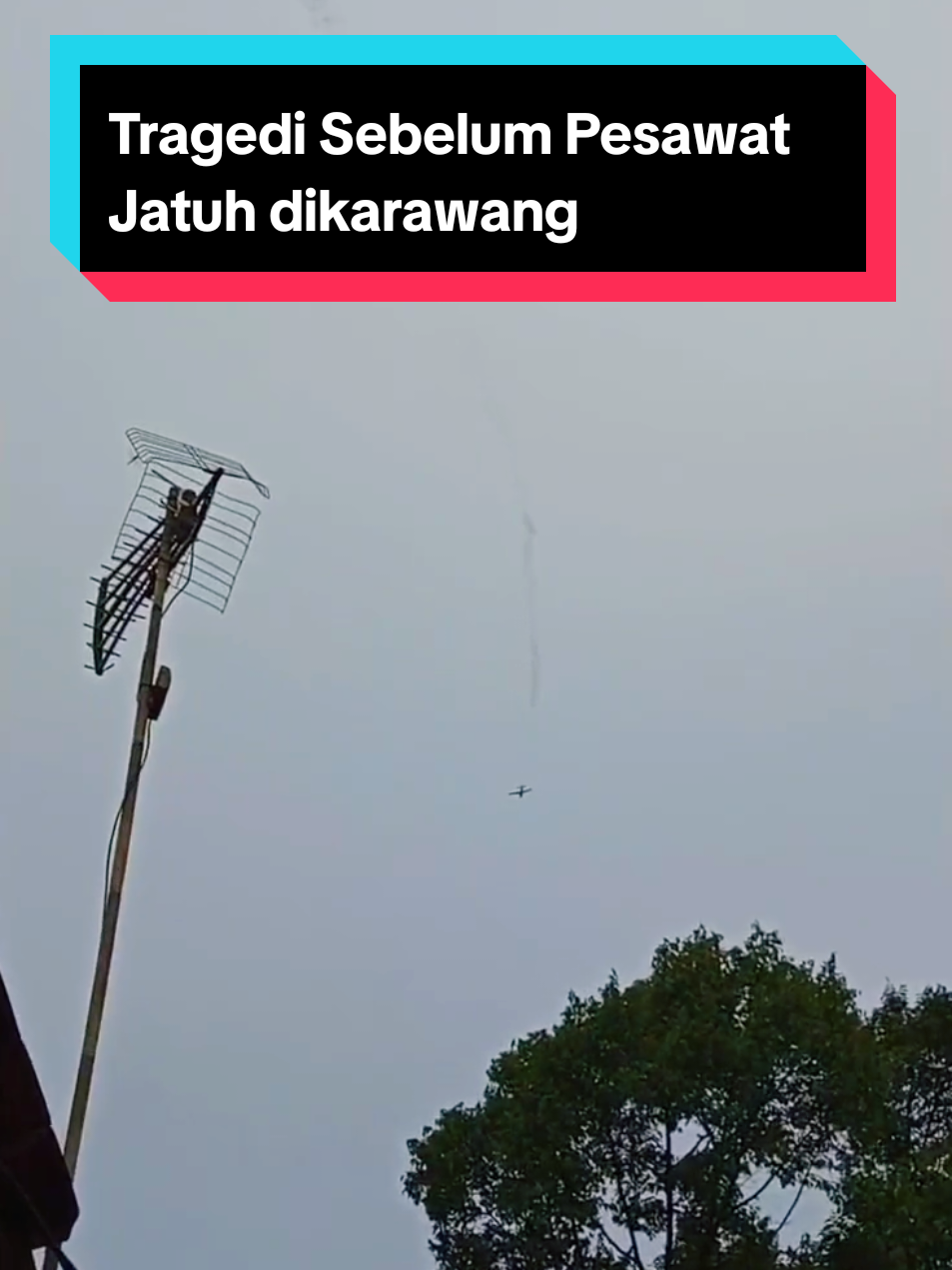 Tadi pagi di desaku pada geger ada pesawat bolak balik sampe 3 kali diikuti dengan asap hitam dibelakangnya...dan ternyata pesawat tersebut jatuh di pesawahan daerang karawang jabar#pesawat #pesawatjatuh #karawang #jawabarat 