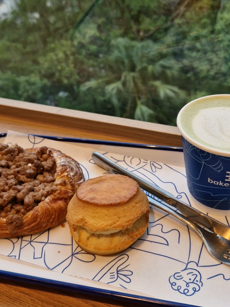 Matcha and a perfect view for a perfect break  #thepeak #matchalover #bakehouse  #hongkong #discoverhongkong 