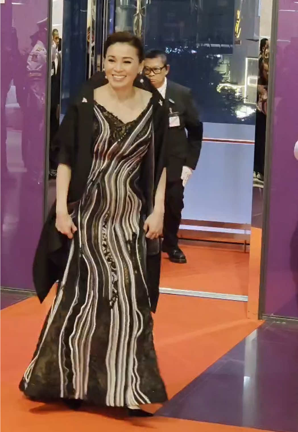 พระราชินีเสด็จฯ เปิดงานแฟชั่นโชว์ ห้องเสื้อพิจิตรา ณ Emsphere 💜 #พระราชินีสุทิดา  #เรารักสถาบันกษัตริย์ #chidjunonduty  #เทรนด์วันนี้   