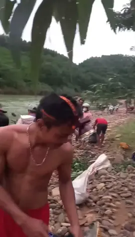 Đường bị lũ phá hỏng, hơn 20 trai bản ở xã Hướng Phùng (Quảng Trị) mò mẫm trong đêm, gánh sản phụ đi bệnh viện