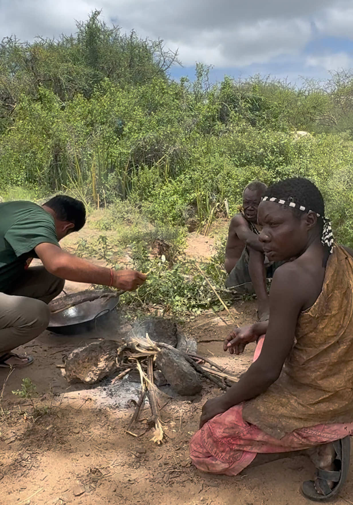 “Cooking rice for Hadzabe hunters for the FIRST time! 🍚🔥” I’m going to cook rice for these Hadzabe hunters — and it’s their first time ever trying it 😇🍚 Let’s see how it goes in Part 2! Right now we’re lighting up the bonfire… Chaba and Dudukwe are already saying they can’t wait to eat 🤣🔥✨ 🎥 Full vlog → Roaming with Vinu Follow for more real tribe moments and food adventures 🌍🌿 #riceislife #cookingriceforfirsttimers #chaba #dudukwe #foodexchange 