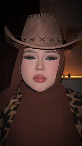 Last one for this trend 👀 sorry mata tk leh bukak syilau 😂 #makeuptransition #makeuptransformation #makeuptrend #makeup #adrianalima  