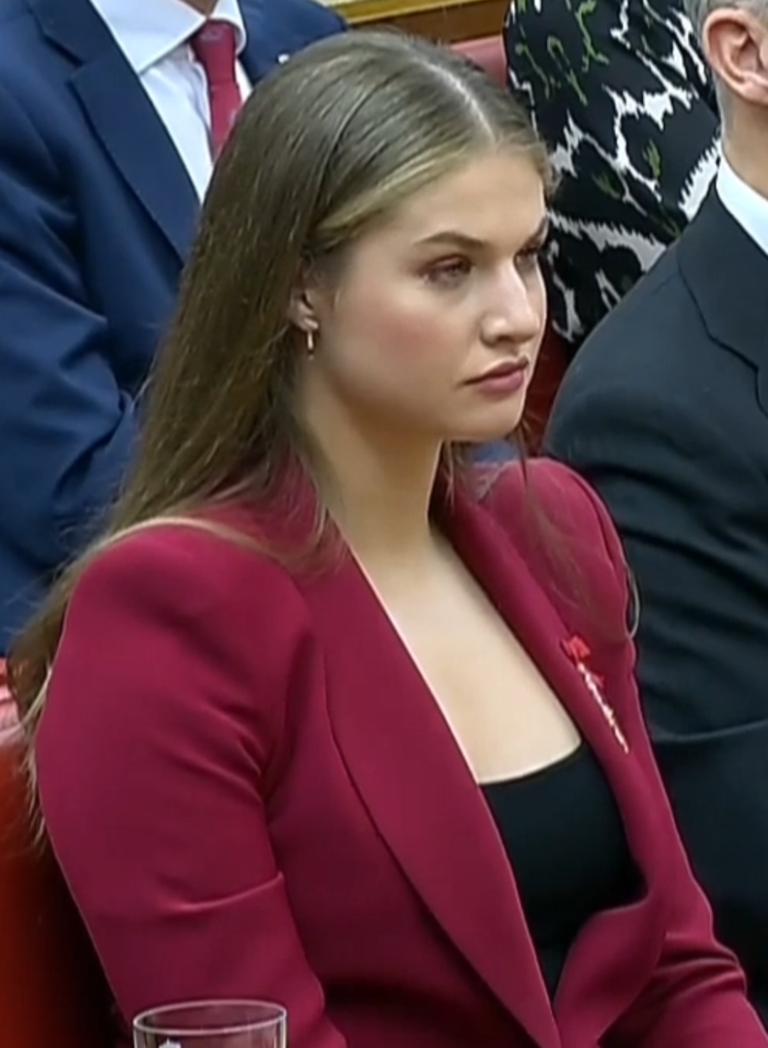 I can’t imagine how exhausted she must be coming straight from the Air Force Academy and still showing up at an event that could put anyone to sleep🥹 #kingfelipe #queenletizia #princessleonor #princesaleonor #infantasofia 