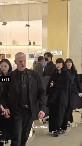 LingOrm bertemu para fans yang nenunggu mereka.  LINGORM DIOR AT MACAU #LingOrm_DiorMacau4Seasons #LingLingKwong #OrmKornnaphat #LingOrm 