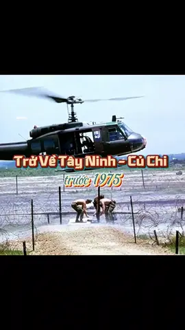 Hồi Ức Tây Ninh – Củ Chi Ngày Cũ: Một Thời Không Thể Quên.  Tây Ninh – Củ Chi trước năm 1975 là hình ảnh của một miền quê Nam Bộ bình yên, mộc mạc nhưng đầy nghĩa tình. Từ ruộng đồng bát ngát buổi sớm tinh mơ, tiếng gà gáy vọng trong sương đến những phiên chợ quê nơi tiếng rao mộc mạc chan hòa… tất cả tạo nên một vùng ký ức đậm màu thời gian. Ngày ấy, Tây Ninh nổi bật với núi Bà Đen sừng sững, chợ Long Hoa tấp nập mà hiền hòa, con đường dẫn vào Tòa Thánh Cao Đài lúc nào cũng thơm mùi nhang trầm. Còn Củ Chi thì bình dị với kênh rạch, đồng ruộng, hàng dừa nước, tiếng trẻ con chơi đùa dưới bóng cây dầu già. Đó là một miền quê nơi con người sống chậm, sống tình, sống hiền như đất. Thời gian trôi, vùng đất ấy đổi thay nhiều, nhưng những hình ảnh xưa vẫn còn đó trong lòng bao người. Một thời Tây Ninh – Củ Chi trước 1975 không chỉ là ký ức, mà là cả một phần tuổi trẻ của biết bao gia đình miền Nam. 👉 Mời cô chú, anh chị vào kênh “Đặng Cường – Người Ngoại Thành” xem video đầy đủ để cùng hồi nhớ một miền ký ức đẹp của Nam Bộ xưa. 👉 Đăng ký – Nhấn chuông – Bình luận cảm xúc của bạn, để chúng ta cùng gìn giữ những câu chuyện cũ vẫn còn nguyên giá trị. #TayNinhCuChi #TâyNinhCủChi #TayNinhTruoc1975 #CủChiTrước1975 #CuChiXua          