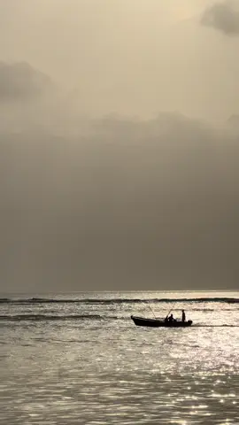 Doontan yar dhex muuqato badda ballaaran, waxay astaan u noqotay naf keli ku ah adduun weyn. Iyadu way socotaa oo jidkeeda way heshaa sida Qof walbo dunidan dhex maraya, Qof walbo raadinaya meeshii qaddarku uu uqoray.