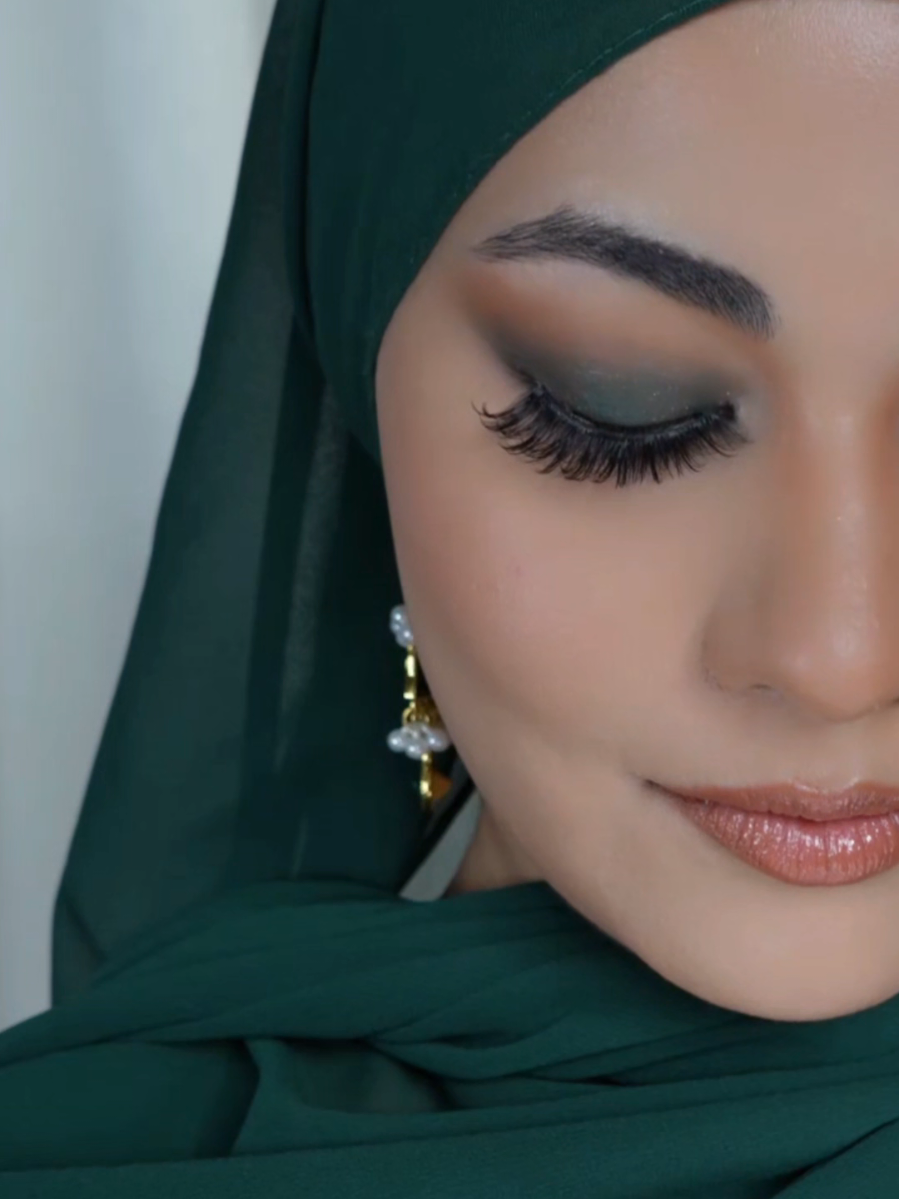 Emerald Green Smokey Eye Makeup Tutorial #fypシ゚ #xyzabc #Makeuphack #SmokeyEyeTutorial 