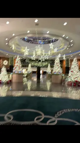 Christmas is coming.. and ordinarily I say Eeew now before thanksgiving but.. this was too pretty not to share! #christmas #decor #foxwoods #destaniemarita 