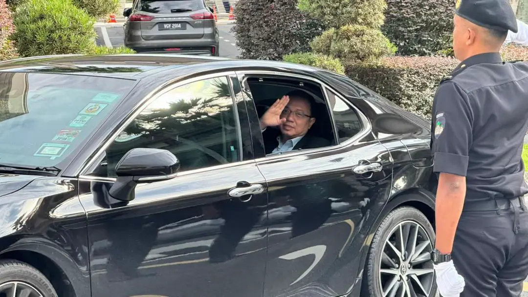 𝐒𝐄𝐒𝐈 𝐂𝐋𝐎𝐂𝐊 𝐎𝐔𝐓 𝐌𝐀𝐍𝐓𝐀𝐍 𝐓𝐈𝐌𝐁𝐀𝐋𝐀𝐍 𝐊𝐄𝐓𝐔𝐀 𝐒𝐄𝐓𝐈𝐀𝐔𝐒𝐀𝐇𝐀 (𝐏𝐄𝐍𝐆𝐔𝐑𝐔𝐒𝐀𝐍), 𝐉𝐀𝐁𝐀𝐓𝐀𝐍 𝐏𝐄𝐑𝐃𝐀𝐍𝐀 𝐌𝐄𝐍𝐓𝐄𝐑𝐈 PUTRAJAYA, 21 November 2025 – YBhg. Datuk Abd Shukor bin Mahmood, Timbalan Ketua Setiausaha Kanan (TKSUK), Jabatan Perdana Menteri (JPM), telah menghadiri Sesi Clock Out YBhg. Datuk Dr. Khairus Masnan bin Abdul Khalid, Mantan Timbalan Ketua Setiausaha (Pengurusan) (TKSUP), JPM yang berlangsung di Pejabat TKSUK, Aras 4, Kompleks Setia Perdana. Majlis ringkas ini turut menjadi platform untuk menyampaikan penghargaan atas kepimpinan, komitmen dan khidmat bakti YBhg. TKSUP, JPM sepanjang menerajui pengurusan pentadbiran, selain mendoakan kejayaan dan kelangsungan perkhidmatan beliau dalam apa juga lapangan selepas ini. Sesi ini turut dihadiri oleh YBhg. Dato’ Indera Ikmalrudin bin Ishak, Timbalan Ketua Setiausaha (Kewangan & Pembangunan), JPM (TKSU KP JPM); YBrs. Tuan Nasaruddin bin Abdul Muttalib, Timbalan Ketua Setiausaha (Pengurusan), JPM (TKSUP JPM); serta Setiausaha-Setiausaha Bahagian yang hadir bagi meraikan detik terakhir perkhidmatan beliau di pejabat. Foto oleh: Muhammad Faiz bin Norzani (Pejabat TKSUK) dan Muhamad Amir Irsyad Bin Omar (UKK JPM) #JabatanPerdanaMenteri  #RancakkanMADANI #MalaysiaMADANI  #MADANIBekerja #TaatSetia