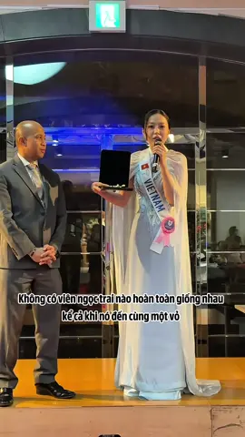 Duy đã chọn vòng ngọc trai @Long Beach Pearl cho buổi đấu giá tối nay. Mang theo ý nghĩa không có hai viên ngọc trai nào giống nhau hoàn toàn, cũng giống như việc mỗi thí sinh trong cuộc thi, mỗi người trên thế giới đều là một cá thể độc nhất. Hãy tự tin toả sáng theo cách mình lựa chọn!  I chose a pearl necklace from Long Beach Pearl for tonight's auction. It carries the meaning that no two pearls are exactly alike, just as every contestant in the competition, and every person in the world, is a unique individual. Be confident and shine in the way you choose! Thank you @missinternational for the great opportunity for me to speak up and a chance for us to do more meaningful things for the community. #NguyenNgocKieuDuy #MissInternational2025 #LongBeachPearl 