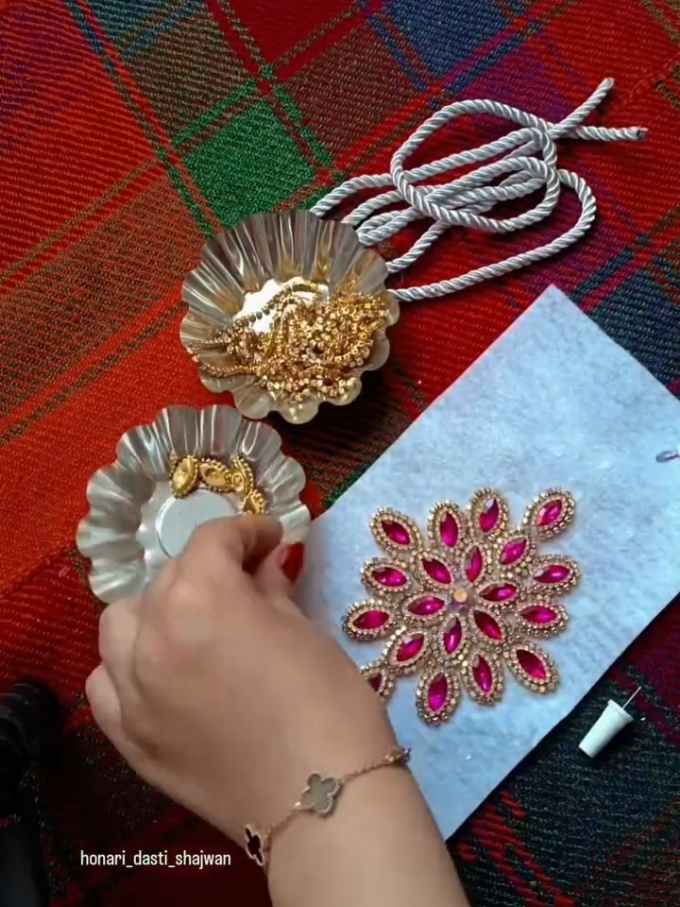 جــیهــانی چنــین پــەیجێک پــڕ لــە  هەموو کـارێکی دەستــی و سەرجــەم جــۆرە چنینێــک بــە [تاکــ و کــۆ] پــەیجــێــک پڕ لــەسەرجەم پێـداویستەکانی چــنیــن و کــارەدەستیە جیــاوازەکـــان بـــە گــونجاوتریــن نــرخ پــەیــجێــک پــڕ فێــرکــای و هــەلــی کـاری  بــەردەوام بــۆ خــانـمانی جــوانی کــورد تــــەنهــا گەیــاندنمــان هـــەیە🚕 ســناپچــاتــی ئێــمە(jihani_chnin) بــــۆسەرجەم دیزاینکردن و دووریــن  و چنین نامەمان بـــۆ بنێـــرن لە خزمەتــانداین..📩❤