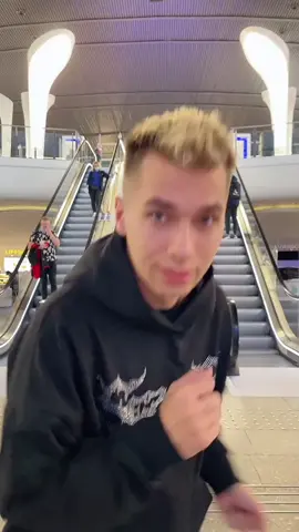 Szybki luuuuuz mam na dworcu 😬#luzmam #zygzak #ekipa #friz 