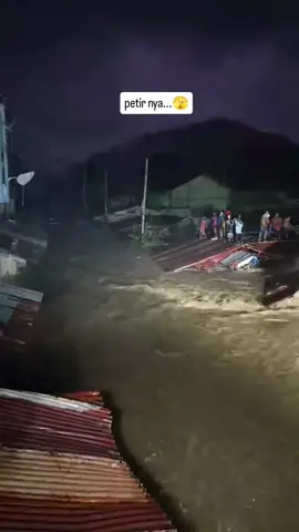 Hujan di sertai petir di waktu banjir tengah malam ini... #fy #fyp #fypシ #banjir #hujan 