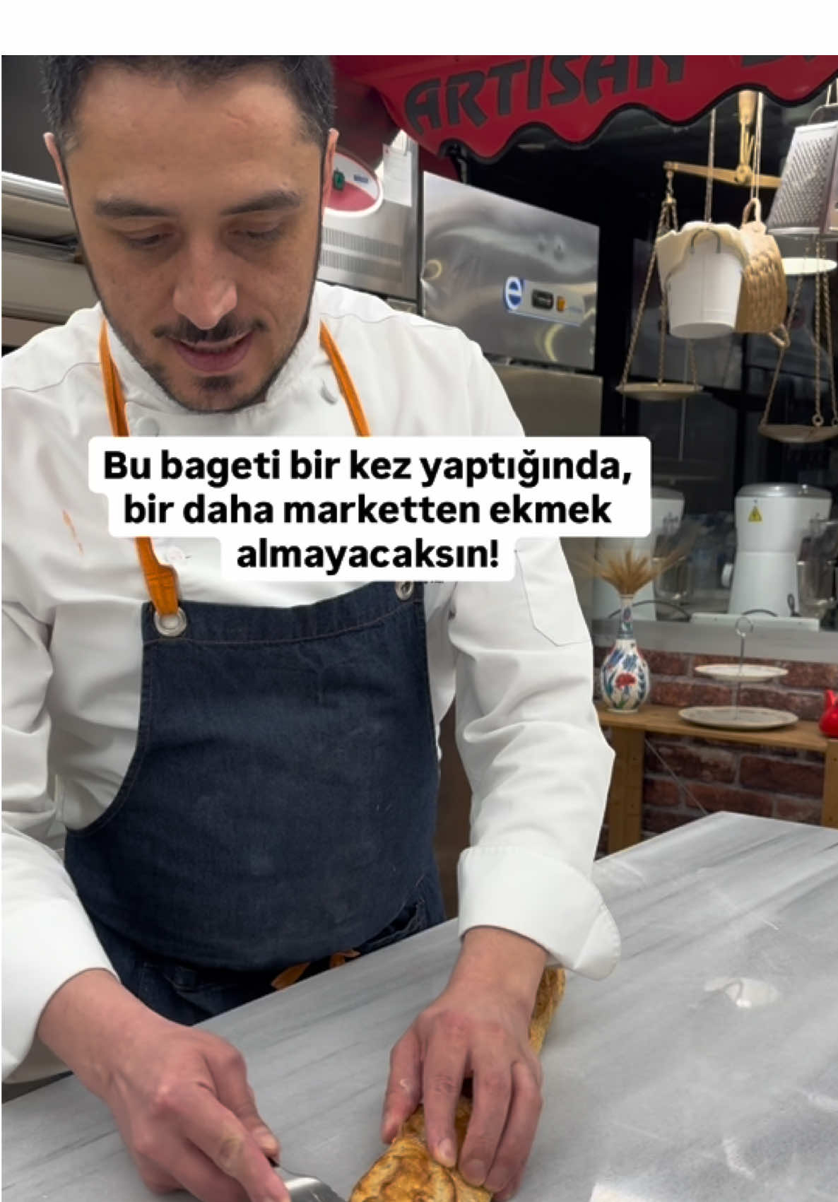 🥖 Gerçek Fransız Bagetinin Sırrı Bugün, en çok sorulan tariflerden birinin perdesini aralıyoruz. O dışı çıtır, içi balon balon gözenekli dokusuyla tanınan gerçek Fransız bageti, sadece malzeme değil, sabır ve teknik ister. Bu ekmek, bir gün önceden yoğrulan hamurun olgunlaşmasıyla karakterini bulur. Baget Ekmeği Tarifi Baklavalık Un (12 Protein) — 1000 gr Su (Soğuk) — 550 gr Yoğurt — 100 gr ➡️ 1 saat dinlendirin. Yaş Maya — 25 gr Kaya Tuzu — 20 gr Yapılışı: 1️⃣ Un, su ve yoğurdu karıştırarak ön hamuru yoğurun. 2️⃣ 1 saat dinlendirdikten sonra yaş maya ve tuzu ekleyin, elastik hamur elde edin. 3️⃣ Hamuru katlayarak güçlendirin, ardından rulo haline getirin. 4️⃣ 15 dakikalık aralarla hamuru uzatıp dinlendirin. 5️⃣ Bezli tepside 3–4saat ikinci mayalandırmayı tamamlayın. 6️⃣ Üzerine bagetin ruhunu veren çizikleri atın. 🔥 Pişirme: 	•	Taş tabanlı fırın: Alt 220°C / Üst 240°C’de 15–20 dakika buharlı ortamda. 	•	Ev fırını: Fanlı 200°C’de 15–20 dakika pişirin. Sonuç mu? ➡️ Kabuğu çıtır, içi balon balon, tam Fransız usulü nefis bir baget! 🇫🇷 🎓 Yeni: Premium Sandviç & Baget Ekmeği Online Eğitimi Yayında! Evde ya da işletmende, fırın kalitesinde ekmek üretmeyi adım adım öğren. Bu kapsamlı online eğitimle: 🥖 Fransız Baget, 🥯 Bagel, 🍞 Sandviç Ekmeği, 🫓 Pita Ekmeği, 🌙 Ramazan Pidesi, 🍕 Focaccia, 🥖 Ciabatta ve daha birçok reçeteyi profesyonel seviyede öğreneceksin. Her biri, detaylı teknik anlatımlar, maya yönetimi ve pişirme ipuçlarıyla desteklenmiş videolarla anlatılıyor. 🎁 Kasım ayına özel kısa süreliğine %50 indirim fırsatı seni bekliyor! 📲 Hemen www.ekmekkursu.com adresine gir, kampanyalı eğitime kayıt ol ve hamur ustalığına bir adım daha yaklaş. Bir fırıncı gibi değil, bir usta gibi öğren. 🍞✨