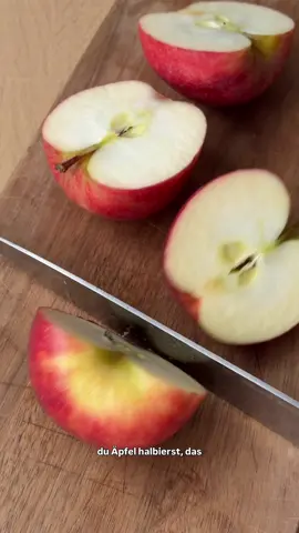 🍎Bratapfel aus dem Airfryer – einfach, schnell & so lecker!   Wenn du Lust auf ein warmes, süßes Dessert hast, das ganz ohne Zucker auskommt, musst du dieses Rezept probieren! Der Apfel wird richtig schön weich und zusammen mit cremigem Joghurt, Mandelmus & knackigen Pekannüssen ist das einfach Soulfood pur🤍   Zutaten: 2 Äpfel etwas Zimt  200 g ungesüßter Pflanzenjoghurt 1 EL ungesüßtes Vanille-Proteinpulver Mandelmus Pekannüsse Zubereitung: 1️⃣ Äpfel halbieren und das Kerngehäuse entfernen. 2️⃣ Mit Zimt bestäuben und im Airfryer bei 200°C für 10–15 Minuten backen, bis sie weich und leicht karamellisiert sind. 3️⃣ In der Zwischenzeit den Pflanzenjoghurt mit dem Vanille-Proteinpulver verrühren. 4️⃣ Die gebackenen Apfelhälften mit dem Joghurt füllen, etwas Mandelmus darüber geben und mit Pekannüssen toppen.   Perfekt als Frühstück, Snack oder gesundes Dessert – warm, zimtig & einfach unwiderstehlich😋  