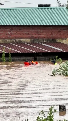 Cứu hộ kịp thời người dân đuối nước trong cơn lũ🇻🇳#tuanhq_93 #xuhuong #lụt #bão 