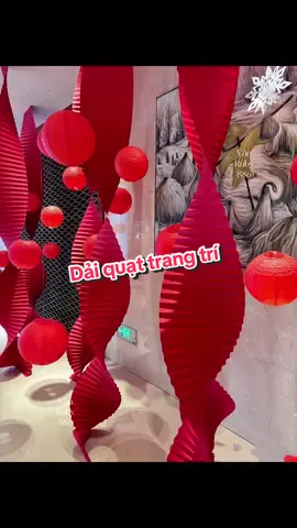 Chuyển dần từ concept Noel sang Tết thôi khách ơi. Dải quạt dài thả trang trí, cầu Nhung, lồng đèn vải nhà e sẵn trong giỏ hàng đầu trang nha #decor #tet #trangtritet #tet2026 #vanruby886 