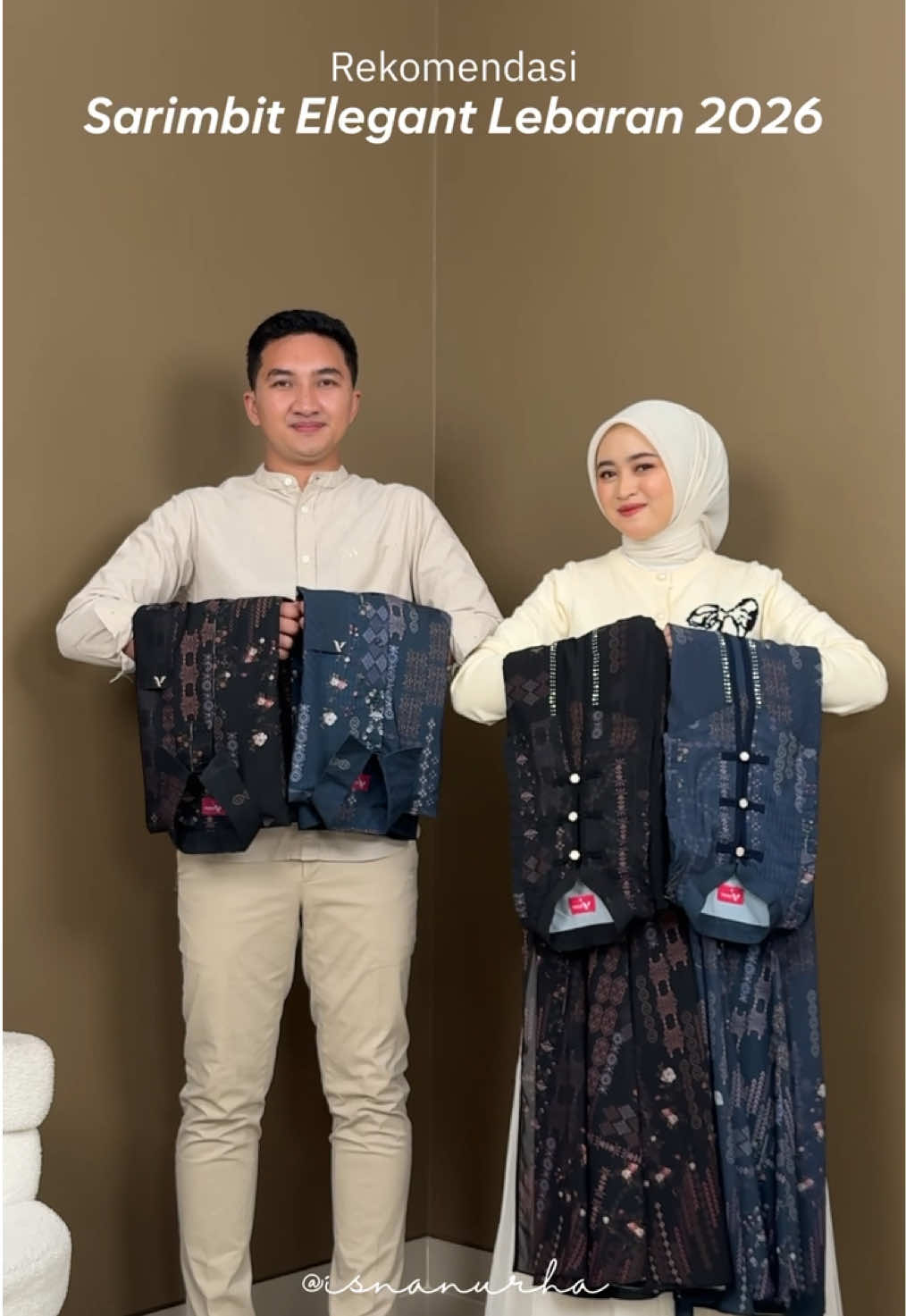 Yakin masih mikir” kalo sarimbitnya secakep ini?? Model sama motifnya cakep bangetttt!!! Order sekarang di @Aisha.official @BAJU SIGNATURE INAYALESY GROUP atau kalian bakal nyesel karena ketinggalan PO nya!!#fyp #outfitideas #outfitinspiration #outfitlebaran #outfitcouple 