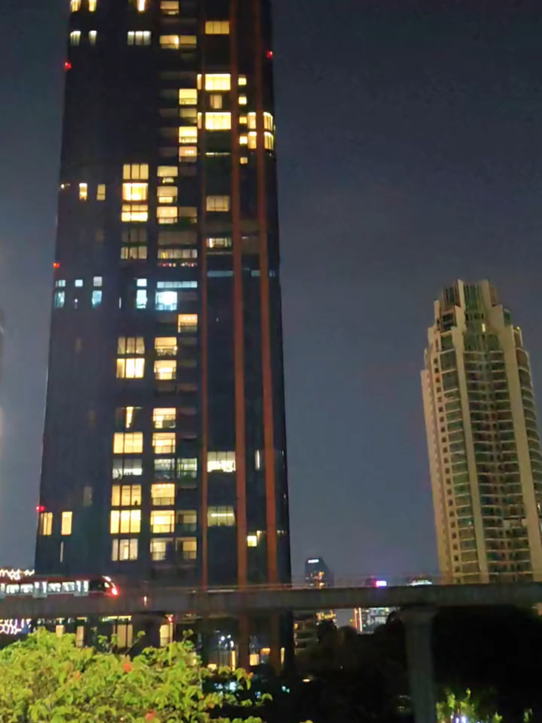 di izinkan oleh kami , untuk kalian edit ulang 🙏🤩  skyline dari kejauhan mode malem hari dengan cahaya city light nya #fyp #viral #trending #jakarta #estetik #tiktoktravel #JalanJalan