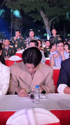 Khi mí nhỏ iem píe bắt được con bọn cánh cam 🤏 #dinhkhang #dienviendinhkhang 