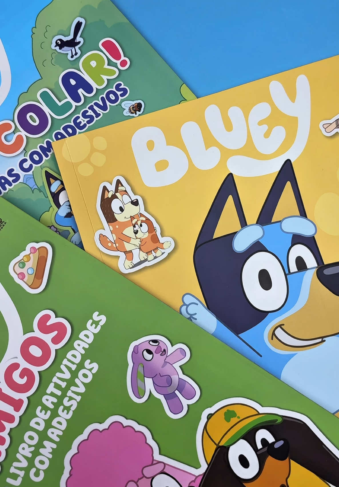 Novidades da Bluey! 🩵 Cada livro traz desenhos para colorir, atividades educativas e vários adesivos exclusivos! ✨ Clique no carrinho laranja e adquira já o seu! 🧡 #bluey #blueyandbingo #booktokbrasil 