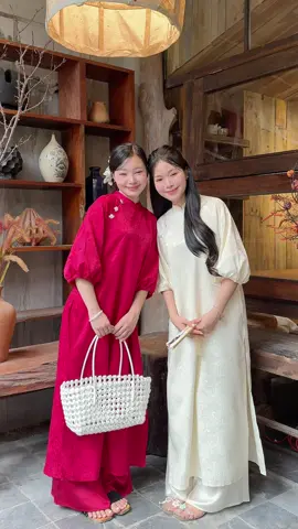 Hai cị elm toii xúng xính sắm áo dàii cho Tết 2026 ✨ 🪭  Elm Áo dài gấm Liêu Hạ lên sóng vào lúc 19g30 23.11 nah ~~ See yah 🧧🧧  #trending #viralvideo #chupanhtet #tet2026 #aodaitet 