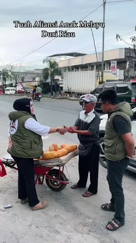 Tuah Aliansi Anak Melayu Duri  Riau   ,,  Kejutan Jumat Berkah  Bersama Bapak Sukardi pedagang pepaya keliling di usia 60Thn masyaallah semoga kita semua selalu Dalam lindungan Allah #fypシ゚  #Duririau 