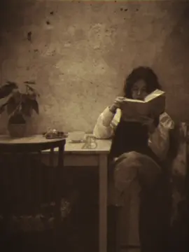 Di balik dada yang sunyi, ada ruang yang tak pernah selesai tempat pertanyaan gelap menyusup seperti bayangan yang tak diundang. “Apa aku cukup?” bisiknya dalam hati, lirih, seolah takut terdengar langit tapi juga terlalu berat untuk dipendam bumi. “Apa aku pantas?” gema lain menyusul, menyentuh dinding dirinya yang retaknya tak tampak kecuali bagi malam. Ada langkah-langkah yang padam sebelum sempat menjadi jejak, ada mimpi yang gugur bahkan sebelum sempat diberi nama. Dan dia berdiri di tengahnya menatap hidup seperti sebuah ruang yang tak pernah benar-benar mau membuka pintu. Kadang dia merasa dilahirkan tanpa apa-apa, seperti benih yang jatuh di tanah yang tak pernah dijanjikan tumbuh. Ia menatap jiwa lain seakan mereka dilahirkan dari keberuntungan, sementara dirinya… hanya serpihan yang tak tahu kenapa terus ada. Ada muak yang tak berani disebut, ada benci pada hidup yang tak berani disentuh terlalu dekat karena ia tahu ada Mata yang melihat,  dan ia gemetar pada jarak antara kecewa dan dosa. Pada akhirnya, semua yang tersisa hanya diam, diam yang berat dan tak punya arah, diam yang begitu gelap sampai siapa pun tak akan mudah menebak apa yang sebenarnya terbakar di dalamnya #sayatlara #poetry #lelah #fypシ゚ #fouryoupage 