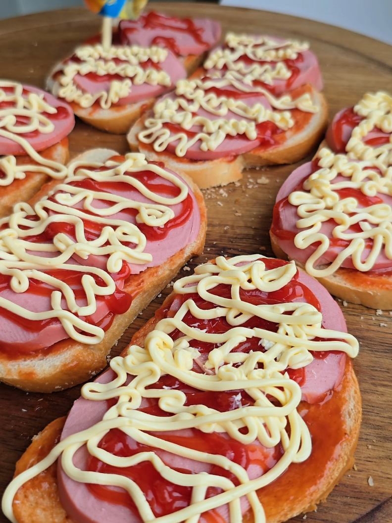 Гарячі бутерброди Рецепт: - Хліб батон - Ковбаса лікарська - Сир твердий - Кетчуп #рецепти #простірецепти #перекусь