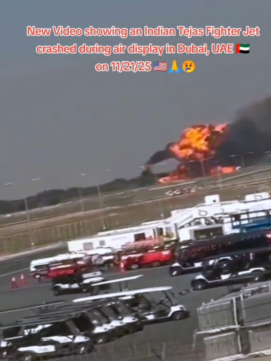 New Video showing an Indian Tejas Fighter Jet crashed during air display in Dubai, UAE  on 11/21/25 🇺🇸🙏😢#indian #tejasfighterjet #dubai #airdiplay #uae 
