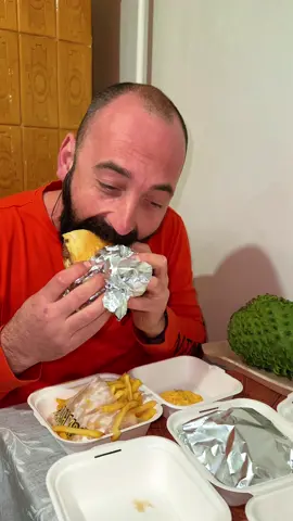 Simplu și bun! Voi ați mâncat de la @smashbaby.ro ? #mancare #burger #smash 