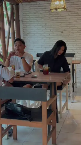 Q cuek tapi memperhatikan lo,Klo Ke Probolinggo mampir ke Cafe sini ya😊😊 tempat e Oke dan Makannya enak lo,@de Roots X King Kopi @Ayuuu beauty id @Ayuuu.vp 