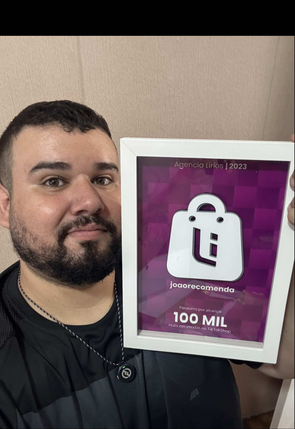 Chegou minha placa de 100k em vendas!  É muito legal como as coisas vão acontecendo quando não desistimos.  Obrigado @agêncialirios  @Shop do Almeida  @vanessamaciel 