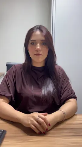 Contrato de Gaveta? É o acordo informal de compra e venda que não é registrado em cartório. E é exatamente por ser informal que ele te coloca em alto risco de perder o patrimônio.  Para a lei, quem não registra não é dono (Art. 1.245, CC).  Contrato de Gaveta é pura dor de cabeça e  você corre o risco de perder tudo. ❌ Não faça isso! #direitoimobiliário  #contrato #foryou #advogado #FicaDica