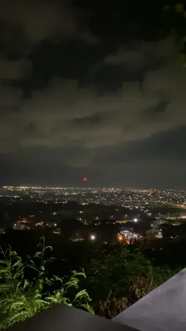 Keindahan Semarang lantai 2 di malam hari ✨ #citylight #tempatnongkrongsemarang #angkringansaroengan #caffesemarang #fyp 