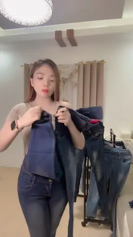 Itong Four Button Vintage denim pants, sakop ang bilbil at puson dahil high-waist! Stretchable pa, perfect for everyday.