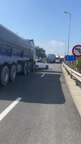 xe tải mang xe oto đi một đoạn mà k biết 