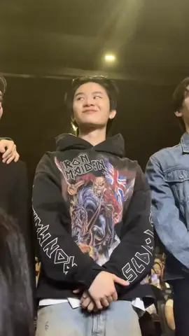 หล่อเกิ้นนน เสื้อสีดำ หวังว่าคนสวยจะไม่ใจดำกับผมนะ? #thaichayanon #ไทยชญานนท์ #thainex #ไทยเน็กซ์ #busbecauseofyouishine 