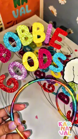 1° LANÇAMENTO 2026 🚀🔥🫟🎨🖌️ O sucesso de 2025 foi o Bobbie Goods e não podíamos deixar passar essa ehm! 🤣😂 Kit tiara e plaquinha BOBBIE GOODS, versão para os solteiros e casados! ❤️‍🔥 ⚠️PROJETO AUTORAL KARNAVAL ATELIÊ (Ao replicar por favor deem os devidos créditos);  Kit Casal Bobbie Goods (Tiara + Plaquinha) 💵 45,00 Kit Solteiro Bobbie Goods (Tiara + Plaquinha) 💵 45,00 Enviamos para todo o BRASIL 🇧🇷📪📦🚚 Compre pela SHOPEE (Link na bio) Compre pelo SITE (Link na bio) . . . . #carnaval #tiaradecarnaval #carnaval2026 #fantasiadecarnaval #carnavaltiktok 