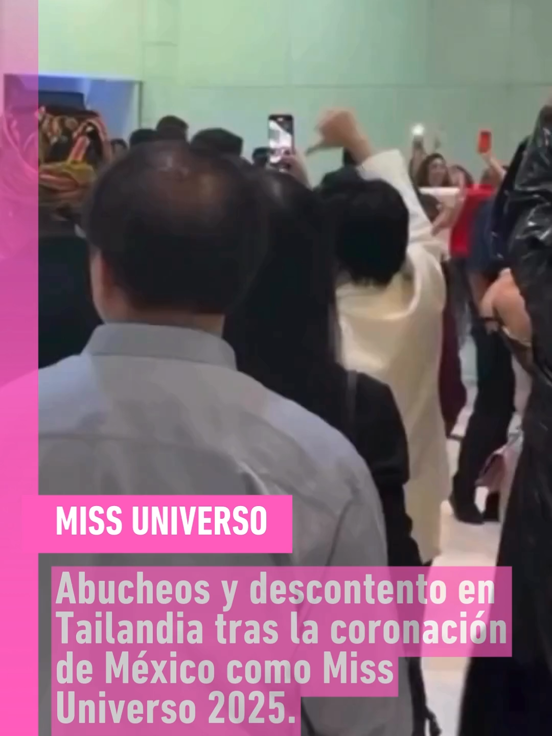 #MISS UNIVERSO | Esta fue la reacción del público en Tailandia tras la coronación de México como Miss Universo 2025. Al finalizar el evento, varios asistentes abuchearon y mostraron su descontento hacia los resultados. Miss México estuvo envuelta en una polémica al inicio del concurso, después de que uno de los organizadores le llamó la atención en público. #Tailandia #FátimaBosch #TVCNoticias