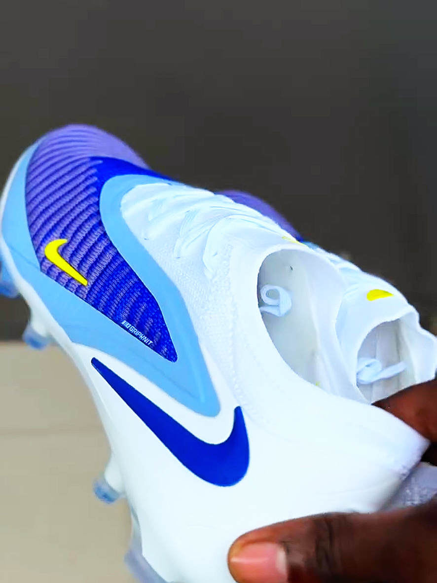 👟 Quando o toque fala mais que mil palavras ⚽🔥 Essa chuteira não é só pra jogar — é pra impor respeito em cada lance! Design moderno, conforto absurdo e tração de elite 💪 Feita pra quem joga sério, não pra quem brinca. 📦 Frete rápido | 💥 Estoque limitado | ⚡ Qualidade top de linha Marca aquele parceiro que vive pedindo chuteira emprestada 😂 #futebol #chuteira #bp_sports #viralvideos  #nike 