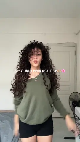 I am team just scrunching!! Products: Pantene defined curls, Urban gel, Morfose milk therapy mousse, Bioxcin argan and keratin oil (reklam*yok) some of them are turkish brand (i guess) idk if there are in your country BUT ANY CURLY CREAM GEL AND MOUSSE WOULD BE GOOD.#fyp #curly #curlyhair #curlyhairroutine #fypage 