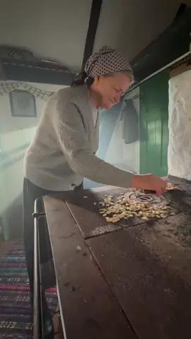 Grandma really had us thinking this was gourmet cuisine… why does every snack taste 10x better when she makes it? 😂 Who else got the legendary stove-top pumpkin seed treatment growing up, or was this just my family chaos? Tag someone who knows this struggle! @cirsteaniosif 🎥 #f#fypf#foryoug#grandmastyler#relatablethrowbackvibes  