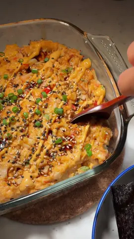 الوصفة سهلة ولذيذة وتناسب حتى اللي ما يحبوا السوشي النيء! المكونات: سالمون  اعواد الكراب مايونيز جبنة كريمية (فيلادالفيا او بوك) سيراتشا صويا حلوه  ترياكي صوص سكر بني سكر ابيض خل الرز  زيت زيتون زبدة (اختياري) ملح، فلفل اسود، بودرة ثوم وبصل، وبابريكا رز سوشي او مصري بصل اخضر سمسم الطريقة: -نبهر السالمون بالزيت الزيتون وملح وفلفل اسود وملعقة صغيره من بودرة الثوم والبصل والبابريكا ونخبزه في الفرن على حرارة 200 لمدة ربع ساعه -نقطع اعواد الكراب ونضيف عليهم السالمون وملعقه كبيرة مايونيز وملعقة كبيرة جبنة كريمية و ملعقه صغيره سيراتشا او حسب تفضيل الحرارة ونضيف بصل اخضر مقطع ونقلبهم -نضيف ملعقة صغيره خل الرز للرز وملعقه صغره سكر ابيض ونقلبهم ونفردهم في صينية  -نحط خليط السالمون والكراب فوق الرز ونخبزه في الفرن على حرارة 180 لمدة ربع ساعه واخر خمسة دقايق نشغل المروحة  -نضيف صوص السيراتشا ( عبارة عن ملعقه كبيرة مايونيز وملعقة كبيرة سيراتشا( -ونضيف صوص الصويا ( ملعقه صغيره صويا حلوه وملعقه كبيرة صوص تيرياكي ونص ملعقه صغيره سكر بني) -واخر شي نضيف البصل الاخضر والسمسم #اكسبلور #fyp #وصفات #طبخ #viral 