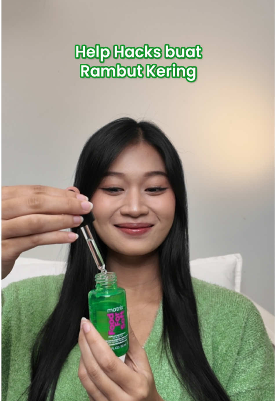 Rambut kering & susah diatur?😭 Sekali pakai Matrix Food for Soft Hair Oil langsung lembut dan anti frizzy ✨ Langsung aja cek di keranjang kuning yaa! #Matrix #MatrixIndonesia #FoodforSoft #RealFoodforHair #HairOilRambutKering  