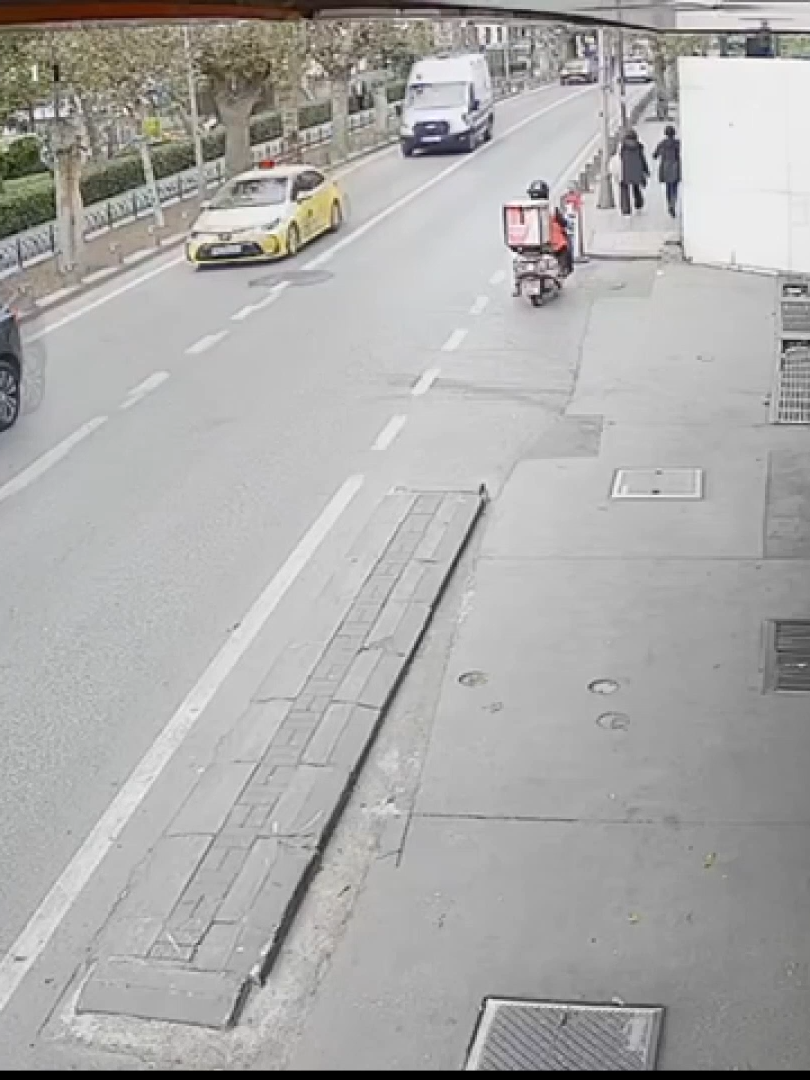 GZT'yi takip et, ilk sen öğren | Üsküdar'da ambulansa yol vermek için duran motosiklet sürücüsüne arkadan gelen otomobil çarptı #üsküdar #haber #ambulans #tiktokhaber #tiktokgündem