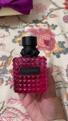 Obsessed with this perfume💓#valentino #valentinobeauty #valentinoperfume #borninroma #borninromaextradose @Valentino.Beauty 